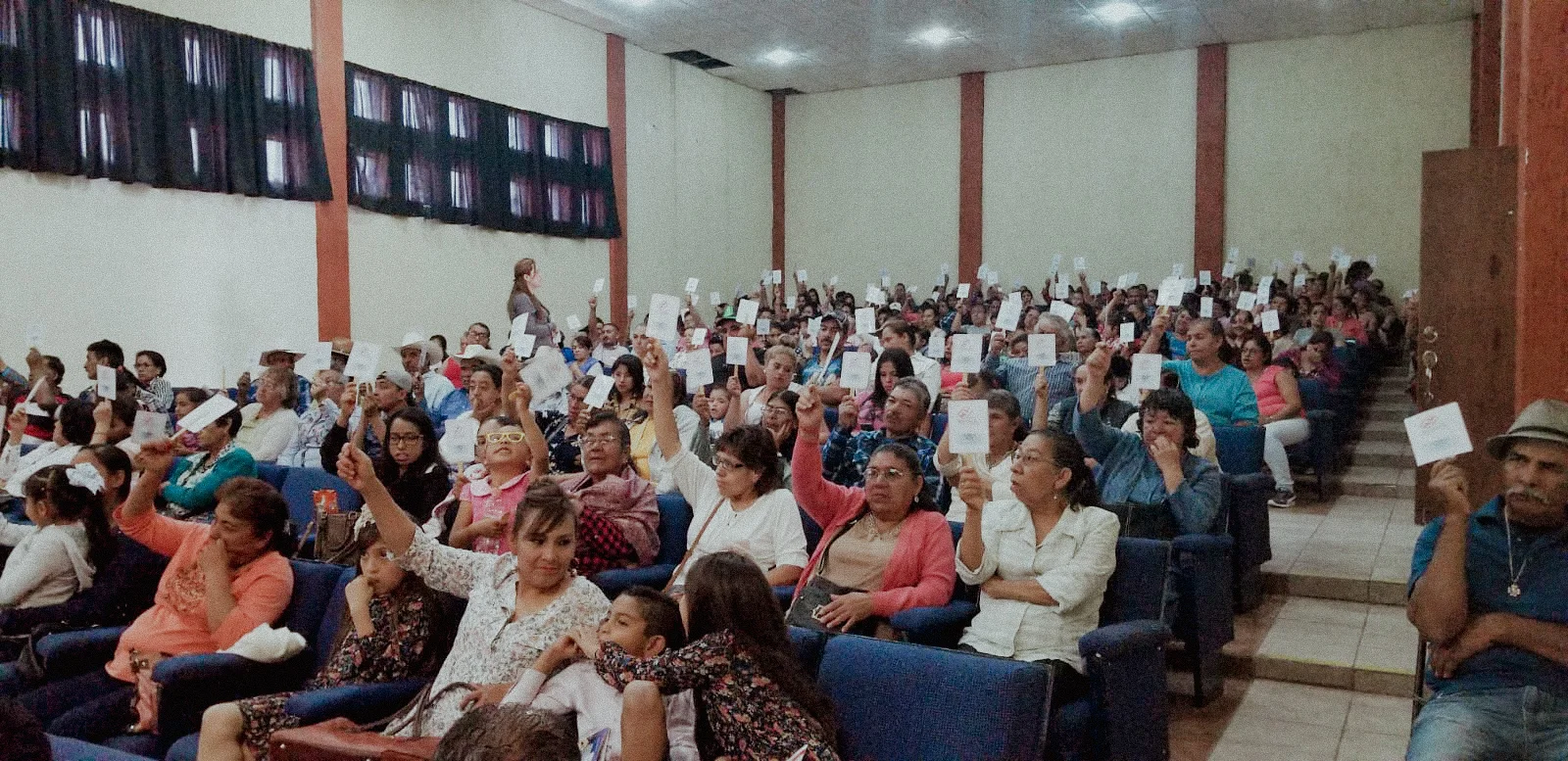 Personas en una reunión de socios